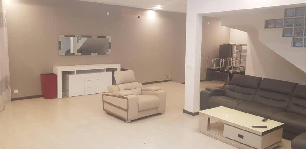 Saly - Villa Kage 6 Chambres -Clim-Wifi-Eau Chaude-Billard-Babyfoot-Ping Pong-Canal - Electricite Non Comprise Eksteriør bilde