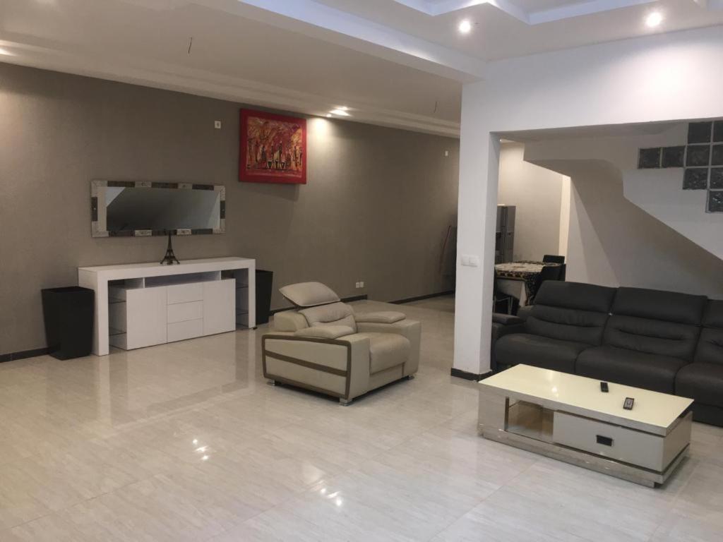 Saly - Villa Kage 6 Chambres -Clim-Wifi-Eau Chaude-Billard-Babyfoot-Ping Pong-Canal - Electricite Non Comprise Eksteriør bilde