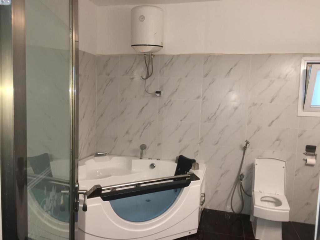Saly - Villa Kage 6 Chambres -Clim-Wifi-Eau Chaude-Billard-Babyfoot-Ping Pong-Canal - Electricite Non Comprise Eksteriør bilde
